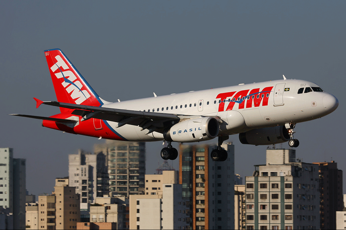 Aeronave TAM Airbus A319 em aproximação a Congonhas